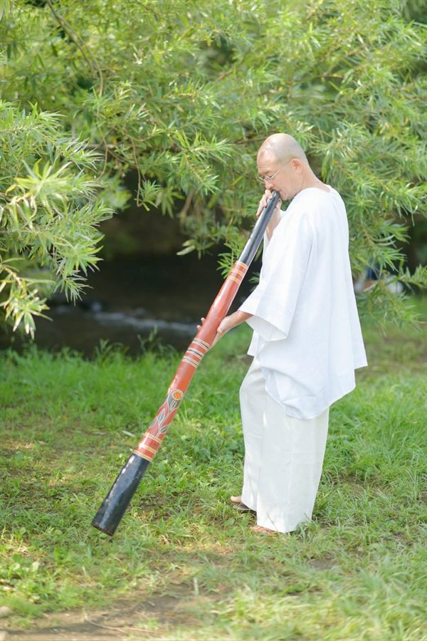 寺本仁（てらもとじん・地球人てらじん）ディジュリドゥを吹く倍音アーティスト｜おとわつなぐ
