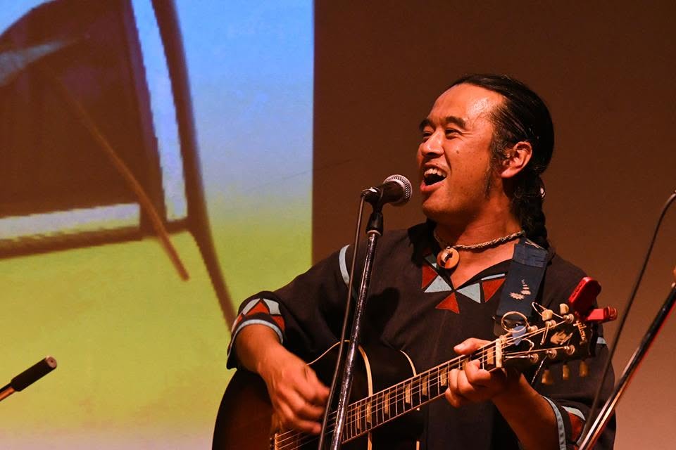 山田圓尚（やまだえんしょう）ギターを手にネイティブソングを歌う｜おとわつなぐ